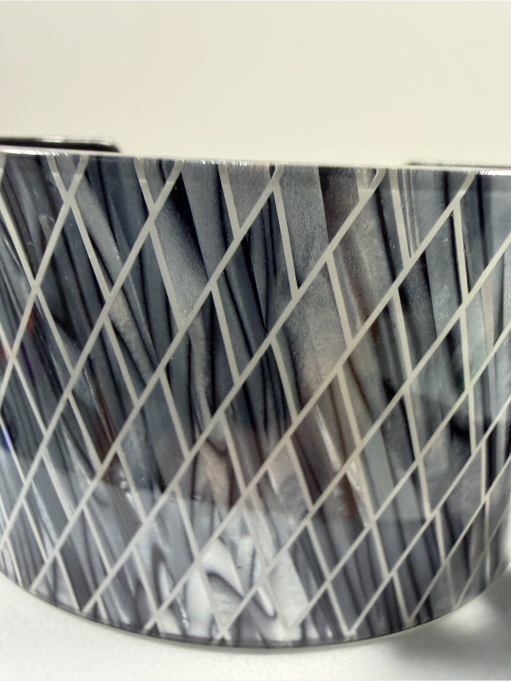 🩷5/$10🩷 paparazzi Gray Marbled Crisscross Cuff Bracelet - Picture 2 of 4